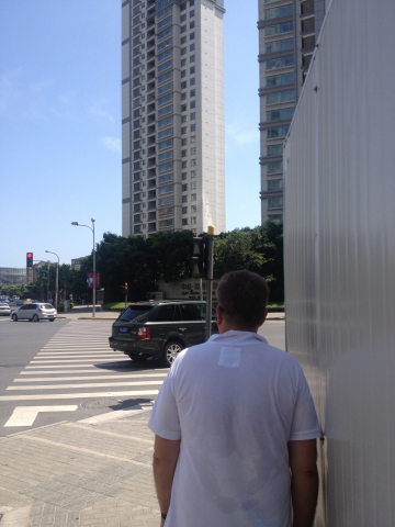 Walking the streets of Pudong during the summer, Elosua Miguel