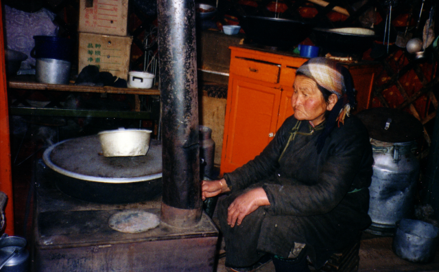 Surveiller le feu du foyer (Mongolie, Hentij, hiver 2000), Ruhlmann Sandrine