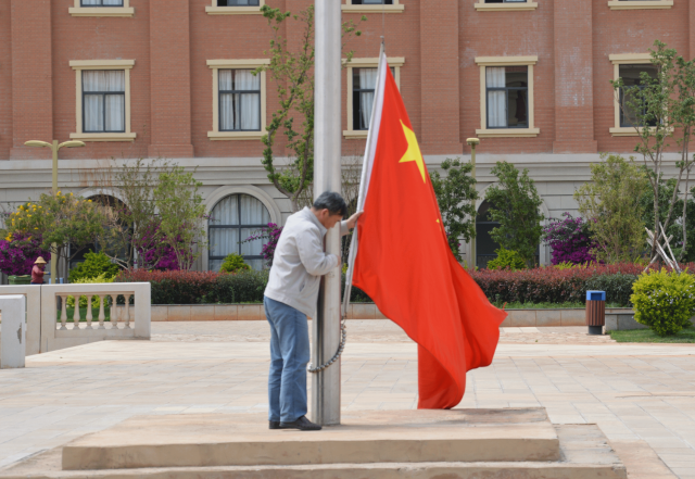 Raising China's flag in Kunming new town, Ai Chi-Han
