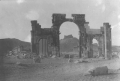 Arc monumental de Palmyre vu du sud-est (Syrie)