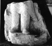 Partie inférieure d'un serviteur, en costume palmyrénien, trouvé dans les jardins à l'est du sanctuaire de Bêl (Palmyre, Syrie)