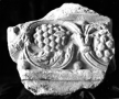 Fragment architectural de provenance inconnue, fragment de rinceau avec des fruits en grains (Palmyre, Syrie)