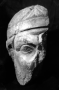 Tête d'albâtre de face trouvée sur l'agora (Palmyre, Syrie)