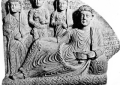 Bas-relief au banquet un personnage masculin allongé en toge femme assise à gauche et un jeune garçon et une jeune fille debout derrière, inscriptions palmyréniennes CIS II, 4259 (Musée de Copenhague) , temple de Bêl (Palmyre, Syrie)