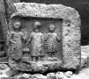 Bas-relief avec trois personnages faisant un sacrifice et inscription palmyrénienne, temple de Bêl (Palmyre, Syrie)