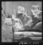 Tombeau de l'aviation, bas de sarcophage avec personnage en pied (Palmyre, Syrie)