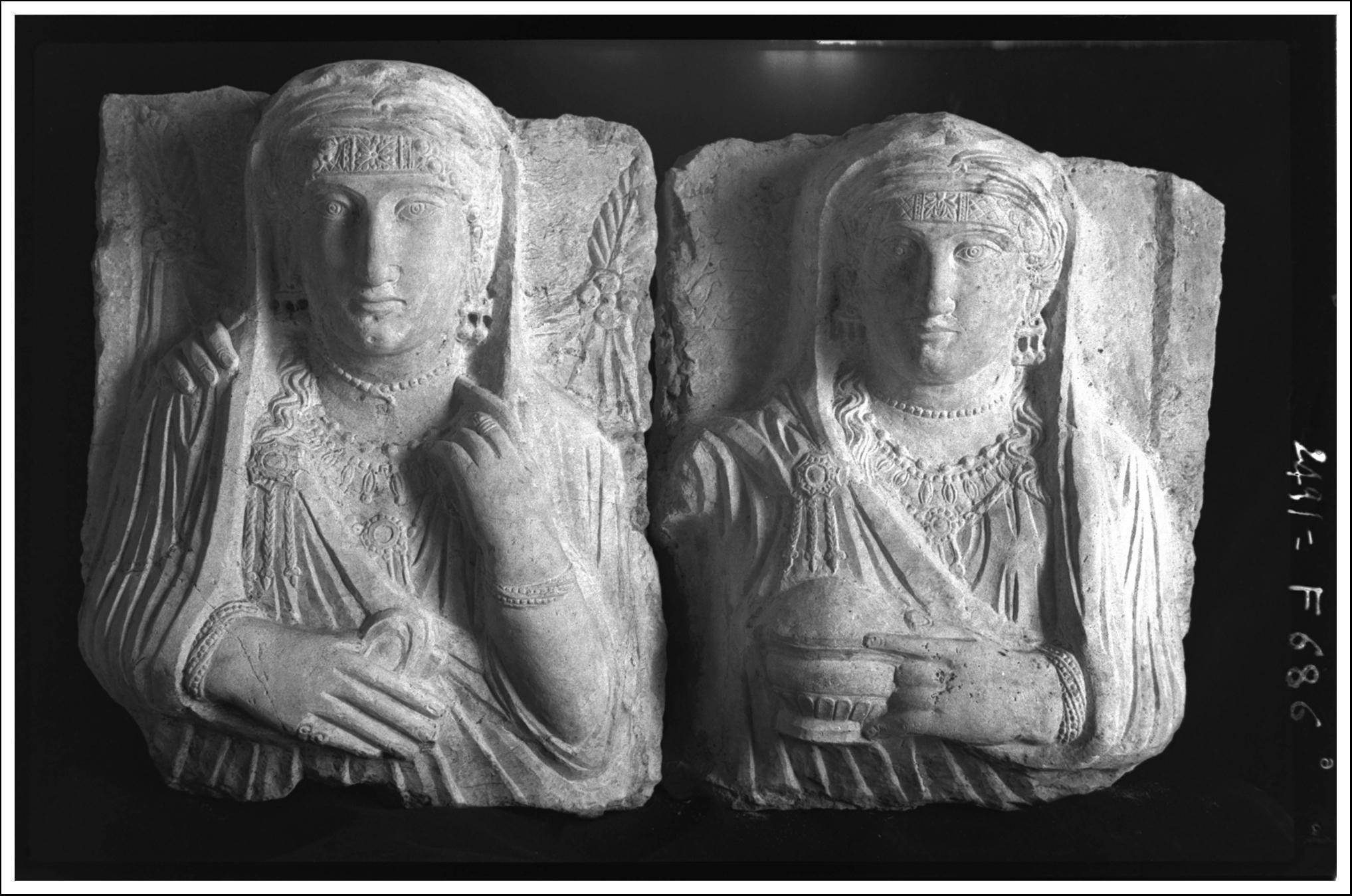 Tombeau de Iarhaï, deux plaques de loculi avec buste de femme et inscription palmyrénienne provenant de l'exèdre ouest ; deux bustes féminin, texte araméen illisible (Palmyre, Syrie) ca 1923