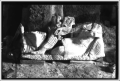 Hypogée d'Atenatan fils Zabdateh, exèdre de Maqqai, kliné du sarcophage est, homme en costume palmyrénien, fragment de femme assise, deux enfants acéphales derrière (Palmyre, Syrie)