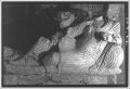 Hypogée d'Atenatan fils Zabdateh, exèdre de Maqqai, kliné du sarcophage du lit ouest homme allongé en costume palmyrénien un personnage derrière (Palmyre, Syrie)